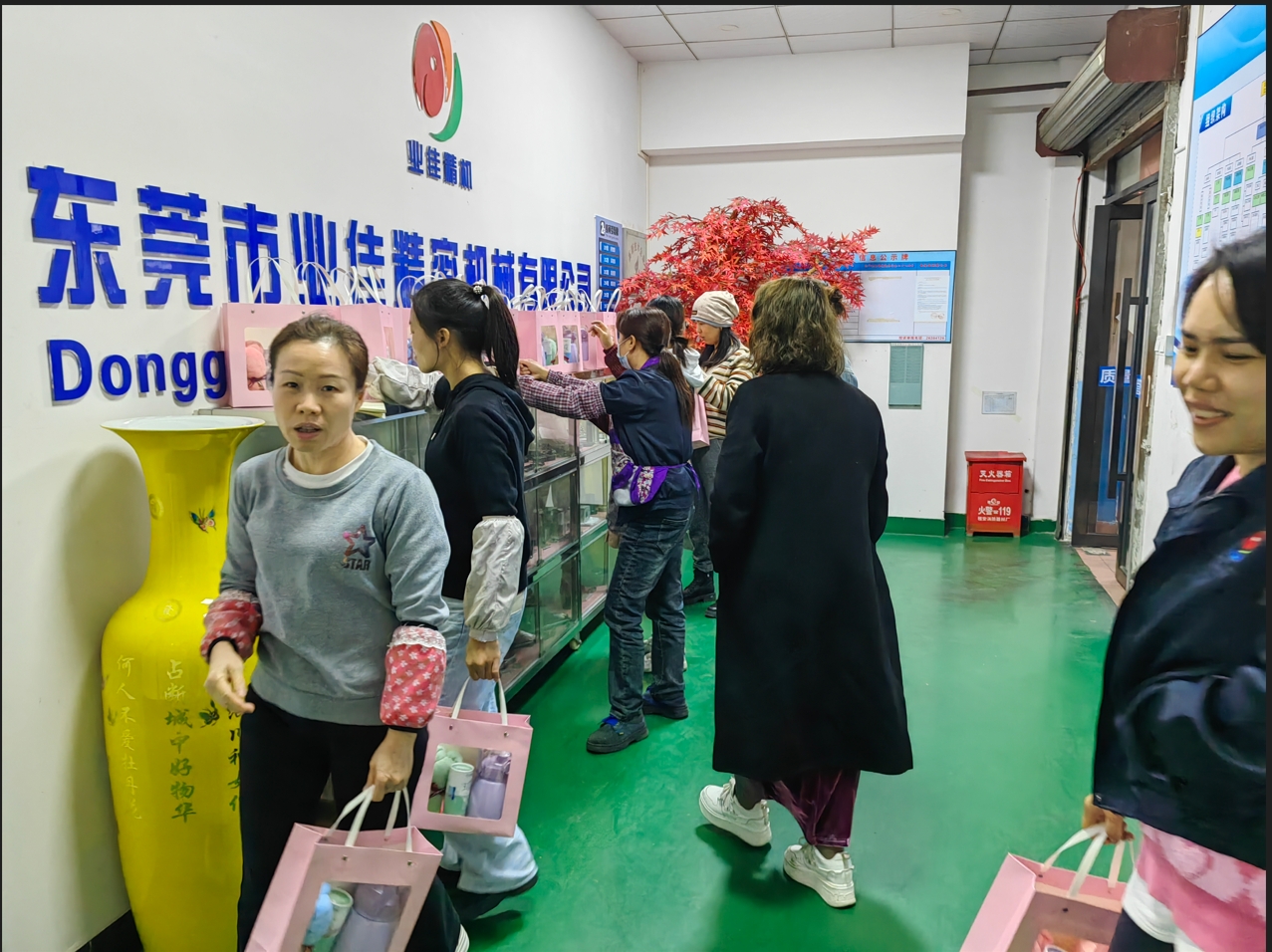 女神节，，，东莞市亚投国际细密机械为全体女职工准备的心意