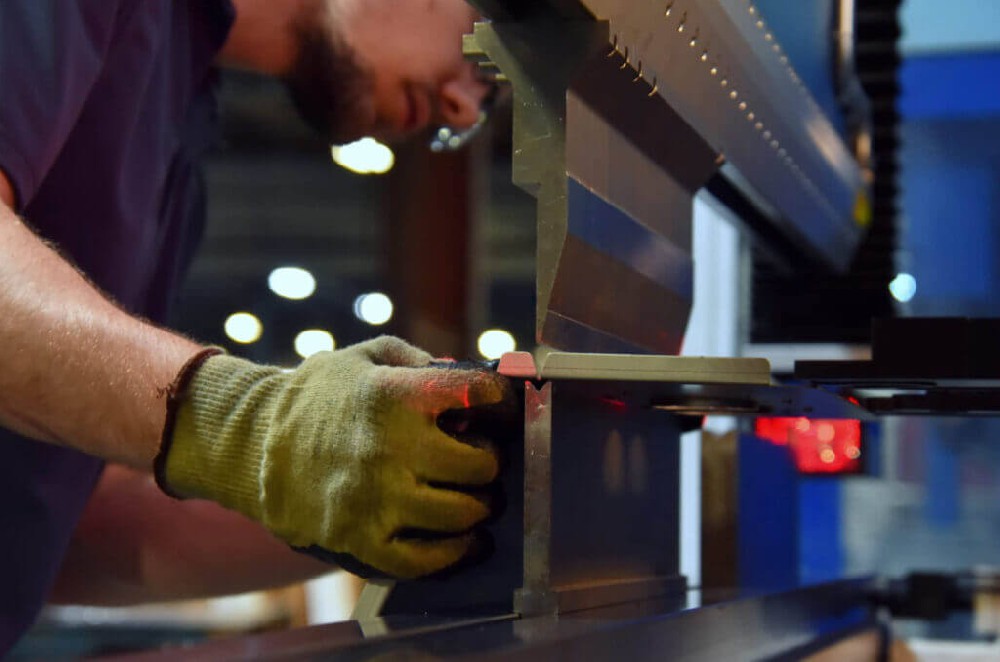 CNC折弯入门：细密零件制造指南